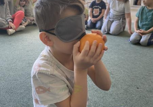 dzieci z zasłoniętymi oczami losują owoc lub warzywo